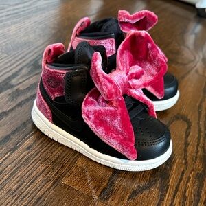 Nike Kids Black and Pink Sneakers with Bow